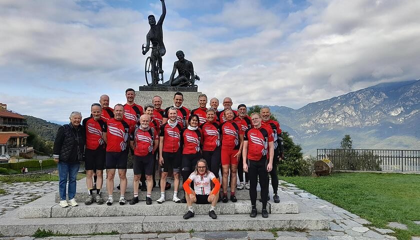 Radfahrer haben sich in den »Team Friedberg«-Trikots nach Italien aufgemacht und bewältigen eine mindestens 500 Kilometer lange Strecke. FOTO: PV